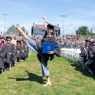 一个拿着文凭在跳舞的毕业生