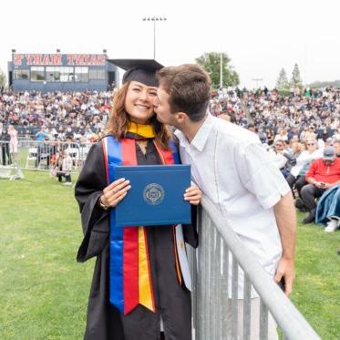一个即将毕业的学生被亲吻脸颊