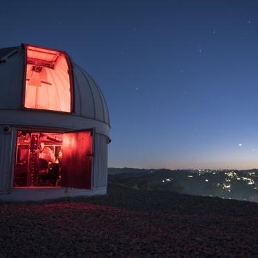 夜间山顶上的天文台